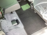 この度は、当店のお車をご覧いただきまして誠にありがとうございます。当店では全国販売・納車も行っております。県によって陸送費用は異なりますのでお気軽にお問い合わせください。