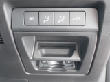 【2Wayドライビングポジションメモリー機能】お二人のシートパターンを記憶することができますので、運転時はボタン一つでシート調節できますね。