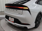 後方から接近する車両や歩行者を検知し、衝突被害の軽減に寄与するパーキングサポートブレーキ(後方接近車両・後方歩行者)を装備しています。