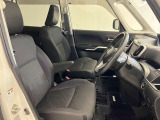 【運転席シート】ゆったりと広々した空間です。ストレスなく運転ができますよ!