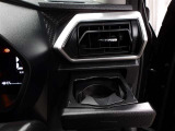 運転席のカップホルダーはエアコンの吹き出し口にありますので冷やしたり温めたりすることが出来ます☆