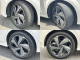 205/55R17 純正アルミホイール装着。