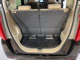 後席のシートをスライドさせると、広い荷室空間が生まれます。