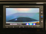 ギヤをR(バック)に入れるとナビの画面に後ろの映像が映るリアカメラ付です。後退時、コンディションが悪い視界でもカラーバックモニターがドライバーをサポートします。
