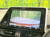 【バックカメラ】駐車時に後方がリアルタイム映像で確認できます。大型商業施設や立体駐車場での駐車時や、夜間のバック時に大活躍!運転スキルに関わらず、今や必須となった装備のひとつです!