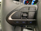 運転中、オーディオの操作をしてて、ハッとしたことはありませんか?ステアリングスイッチは、運転中でもハンドルでオーディオの操作が可能です。安全なドライブをサポートします。