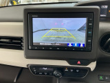【バックカメラ】運転が苦手な方も車庫入れラクラクです!ギアをリバースに入れれば自動的に切り換わりますので、面倒な操作は不要です♪狭い駐車場もお車を傷つけず安心ですね!