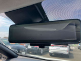 スマートルームミラー◆積載物などで、さえぎられがちなルームミラーの後方視界。車内状況に関わらず車両後方にあるカメラの映像をルームミラーに映し出します!もちろん夜や悪天降雨でもクリアな後方視界を確保!