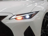 LEDヘッドライトです。デザイン性がよくとても明るいので、夜間の走行や悪天候でも安心です。しかも長寿命!