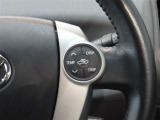 右側ステアリングスイッチ。ステアリングから手を離さずに操作できるので、運転に集中できます。