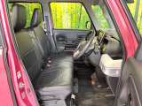 運転席シート廻りは使用感も少なく、良好な状態となっています。前オーナー様が丁寧に使っていたことがよくわかりますね。