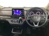 車内は光触媒抗菌消臭施工済です。インパネ周りはスタイリッシュなデザインです。グローブボックスやカップホルダーのほかにトレーなどたくさんの収納スペースが付いています。