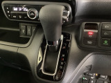 CVT車のセレクトレバーです。低速から高速まで、変速ショックのないスムーズな走りを実現するとともに、エンジン効率のよい領域を維持することで燃費にも貢献します。
