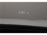 【HUD】ヘッドアップディスプレイ。運転中に視線を大きく移動させることなく車速や道路の制限速度といった基本的な情報を表示します。