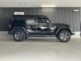 【ホイールアーチ】台形ホイールアーチはJeep伝統のデザインです。採用している理由は諸説ありますが、オフロードを走行する際にタイヤとボディが干渉しあわないよう配慮した作りにするためです。
