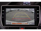 【バックモニター】 後退時に車両の後ろ側を表示します。車庫入れなどでバックする際に安心です。
