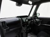 ダイハツのお店では、ダイハツ車を知り尽くしたプロフェッショナルが、専用の診断機器を使って各システムを点検しております。