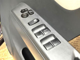【電動格納ミラー】サイドミラーは電動格納式となっており、狭い駐車場でもキズがつくリスクを抑えられます。