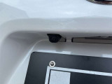 【バックカメラ】後退時に車両後方の映像をモニターに映す機能。目視できない死角を確認でき、衝突事故を防ぎます。駐車が苦手な方だけでなく全てのドライバーに必須の安全装備です。