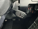 クルーズコントロール機能が付いています。 速度を設定するとアクセルを踏まなくても一定の速度で走ることができます。  高速道路ではとても便利な装置なんです。