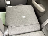 【ビッグラゲッジモード】後席を倒せばさらに広くフラットな空間に。荷室だけでは積みきれない大きな荷物にも対応できます。下段スペースも同時に使えるので、上段との積み分けも可能です。