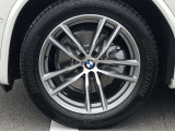 BMW純正19インチホイール。洗練されたデザインで、足元の個性を引き立てます。
