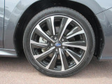 右前 18インチアルミホイール タイヤサイズは、225/45R18です。「*ホイールロックナットは展示用です」