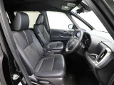 ゆったり室内で運転もしやすいです♪使い勝手の良い配置も考えられています!!