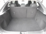 【広々トランクルーム】車体に対してスペースは広めに作ってあります。また、背もたれを倒すとより多くの荷物を乗せることができます。
