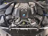 【BMWエンジン】革新的なガソリン・エンジン・テクノロジーによる高性能かつ高効率。レスポンスの良いパワーを発揮。常にスムーズな吸気を実現しアクセル開度にダイレクトに反応しドライビングを楽しく演出。