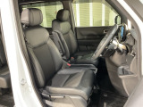 乗降がしやすい運転席。高さが調節できて小柄な方でも運転しやすいポジションをとることができます。