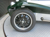 ブラックペイントホイール 14インチを装備。タイヤは、TOYO 155/65R14