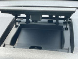 ダッシュボード上部中央に小物入れあります。