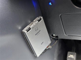 【ETC】有料道路を利用する際に料金所で停止することなく通過できる、ETC車載器(ノンストップ自動料金収受システム機器)が装備されています。セットアップを行うことで利用可能になります。