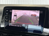 大きなモニターに映るリヤビューカメラを装備。