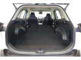 セカンドシートを倒した状態です。セカンドシートは独立可倒、荷物に合わせてラゲッジスペースをアレンジできます。