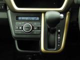 オートエアコンを装備しておりますので、四季を通じて車内を快適な温度に保つことが出来ます!高級感が有りますね!
