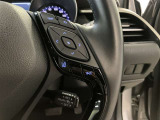 【レーンディパーチャーアラート】道路上の白線(黄線)をカメラで認識し、ドライバーがウインカー操作を行わずに車線を逸脱する可能性がある場合、ブザーとディスプレイ表示により注意を喚起サポートします。
