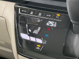 【オートエアコン】一度お好みの温度に設定すれば、車内の温度を検知し風量や温度を自動で調整。暑い&hellip;寒い&hellip;と何度もスイッチ操作をする必要はありません。快適な車内空間には必須の機能ですね♪