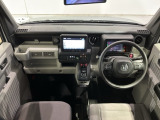 使いやすいレイアウトのダッシュボード周辺です。オートエアコンや小物入れなど嬉しい装備が満載です。