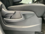運転席はご自身の適切な運転ポジションへ移動可能なラチェットが付いております。