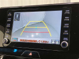 車庫入れなど後進運転時に死角をモニターで確認ができて安全です♪ ステアリング操作の参考になるガイド線も表示しますので車庫入れがニガテな方も安心ですネ!