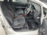 運転席まわりです。運転席からの視界が左右に広く隅々まではっきりと見渡せます!クルマの前端も把握しやすく安心して運転できます!