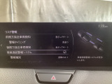 車線逸脱警報システムは、走行中にカメラで車線を検知して、自車が車線から逸脱する可能性があると判断した場合に、警報によりドライバーに通知します。
