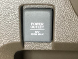 アクセサリーソケットはUSBのアダプターなどをつければ、スマホの充電にも使えます。周辺には物が置けるボックスがついています。