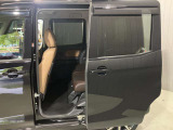 【両側オートスライドドア】子供を乗せたりするのにも隣のお車を気にせずストレスフリー★雨の日などはリモコンキーからドアの開閉ができて、とても便利な両側オートスライドドア★