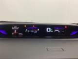 デジタル表示のスピードメーターとタコメーターを大きく配した見やすいメーター部になっています。左側のインフォメーション画面でオドメーターや燃費などの情報を確認できます。