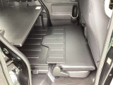 リヤシートを前に倒すと大きな荷物が載せられますよ。
