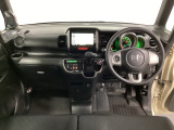 車内は光触媒抗菌消臭施工済です。スタイリッシュなデザインでスポーティなインパネ周りを演出します。グローブボックスやカップホルダーのほかにトレーなどたくさんの収納スペースが付いています。