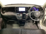 車内は光触媒抗菌消臭施工済です。インパネ周りはスタイリッシュなデザインです。グローブボックスやカップホルダーのほかにトレーなどたくさんの収納スペースが付いています。